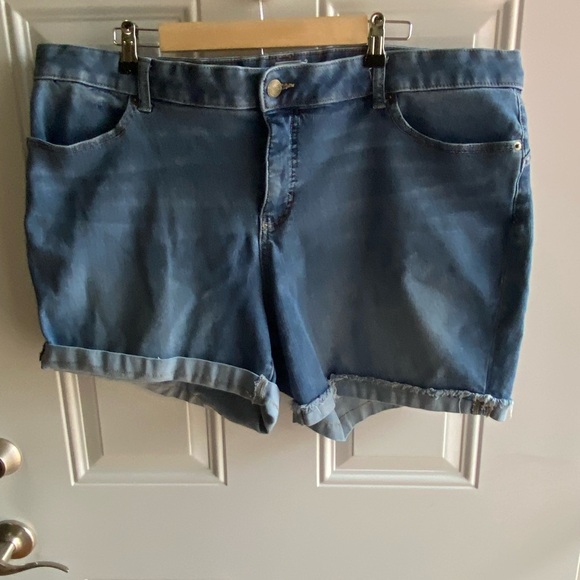 Terra & Sky Pants - Denim Blue Women's Shorts size 22W Terra & Sky 6” Inseam Medium Wash 44” Waist